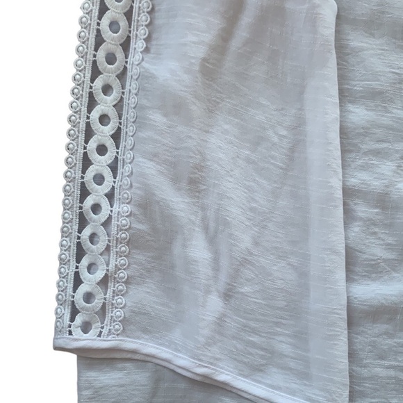 White‎ V-Neck Bell Sleeve Blouse with Eyelet Lace Trim Size M - Picture 9 of 9